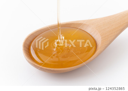 スプーンに垂らしたはちみつのクローズアップ 124352865