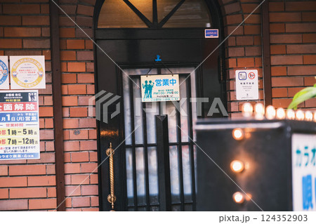 [天満]レトロな店前 124352903