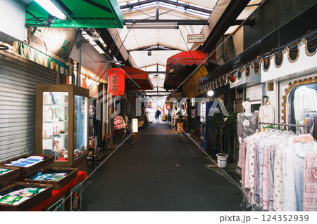 [天満]レトロな飲み屋街の風景 124352939
