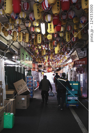 [天満]裏天満ちょうちん通りと天満市場の風景 124353000