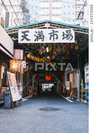 [天満]裏天満ちょうちん通りと天満市場の風景 124353008