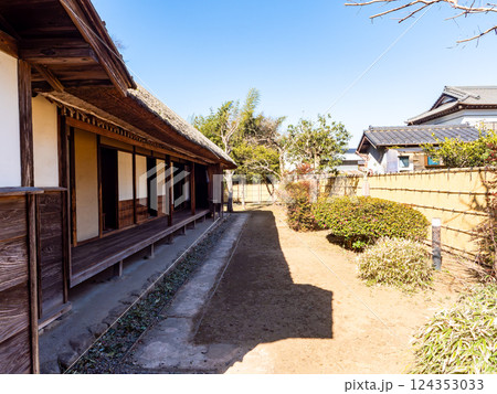 日本の伝統的家屋 趣深い武家屋敷の景色 日本の伝統的家屋 趣深い武家屋敷の景色 124353033