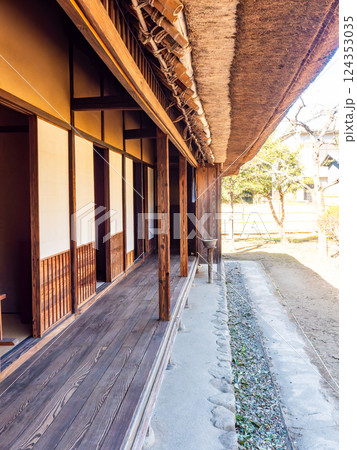 日本の伝統的家屋 趣深い武家屋敷の景色 日本の伝統的家屋 趣深い武家屋敷の景色 124353035
