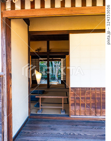 日本の伝統的家屋　趣深い武家屋敷の景色 124353036