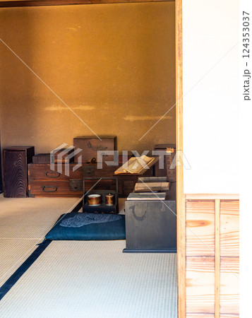 日本の伝統的家屋 趣深い武家屋敷の景色 日本の伝統的家屋 趣深い武家屋敷の景色 124353037