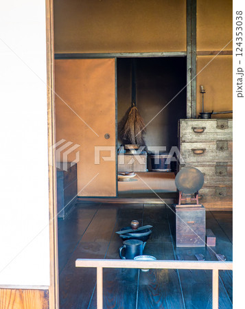日本の伝統的家屋　趣深い武家屋敷の景色 124353038
