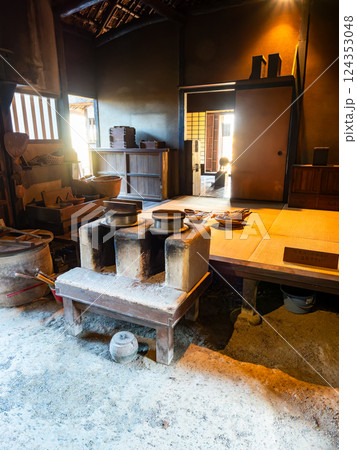 日本の伝統的家屋 趣深い武家屋敷の景色 かまど 日本の伝統的家屋 趣深い武家屋敷の景色 かまど 124353048