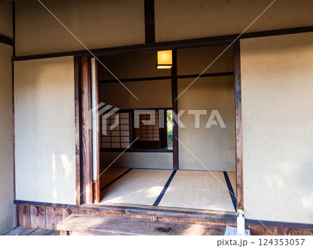 日本の伝統的家屋 趣深い武家屋敷の景色 日本の伝統的家屋 趣深い武家屋敷の景色 124353057