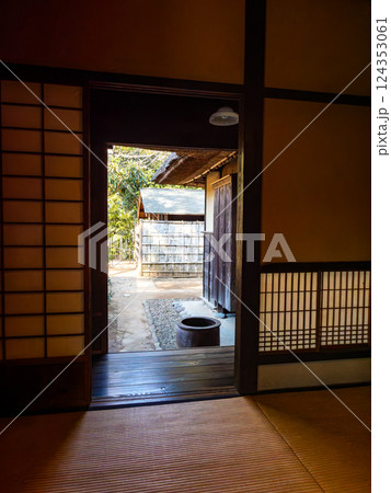 日本の伝統的家屋 趣深い武家屋敷の景色 日本の伝統的家屋 趣深い武家屋敷の景色 124353061