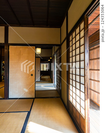 日本の伝統的家屋 趣深い武家屋敷の景色 日本の伝統的家屋 趣深い武家屋敷の景色 124353064