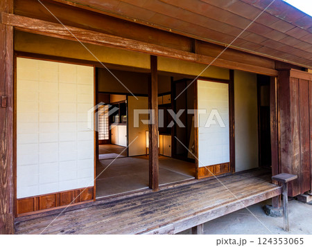日本の伝統的家屋 趣深い武家屋敷の景色 日本の伝統的家屋 趣深い武家屋敷の景色 124353065