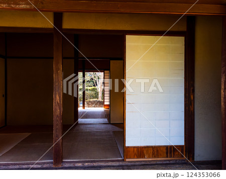 日本の伝統的家屋　趣深い武家屋敷の景色 124353066