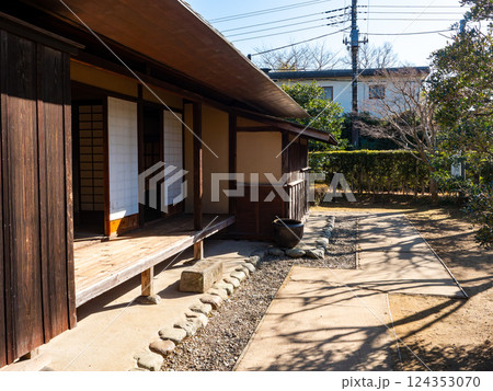 日本の伝統的家屋 趣深い武家屋敷の景色 日本の伝統的家屋 趣深い武家屋敷の景色 124353070