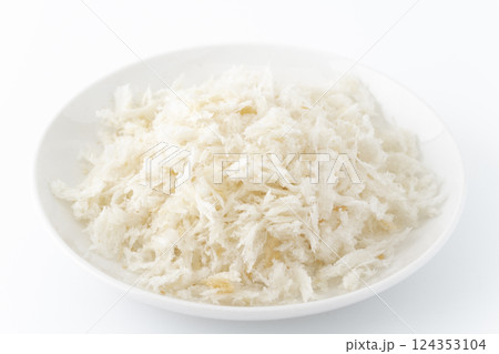 お皿に入った生パン粉 124353104