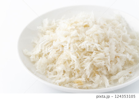 お皿に入った生パン粉 124353105