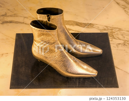 Gold female shoes 124353130