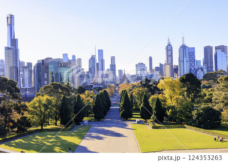 ビクトリア メルボルンの戦争記念碑、記念館から見るビル街 ビクトリア メルボルンの戦争記念碑、記念館から見るビル街 124353263