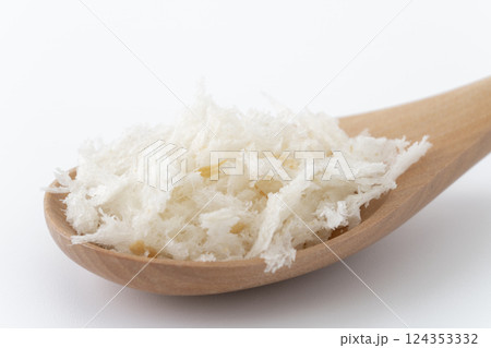 スプーンに載せた生パン粉のクローズアップ スプーンに載せた生パン粉のクローズアップ 124353332