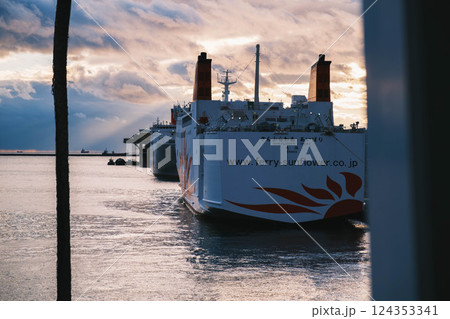 [大阪南港]夕暮れ時の港 124353341