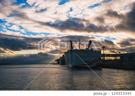 [大阪南港]夕暮れ時の港 124353345