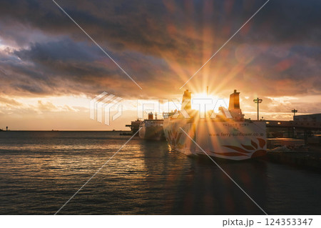 [大阪南港]夕暮れ時の港 124353347