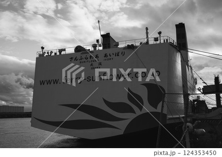 [大阪南港]モノクロのフェリーの風景 124353450
