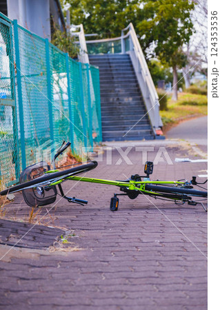 [大阪南港]倒れた自転車 124353536