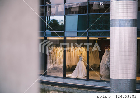 [大阪南港]ウエディングドレス 124353583