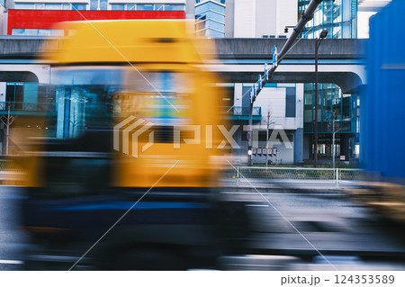 [大阪南港]大きなトラックとトレーラー 124353589