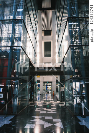 [大阪南港]近代的なビルの風景 124353741