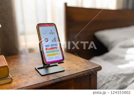 ベッドサイドに置かれたスマホ 124353802