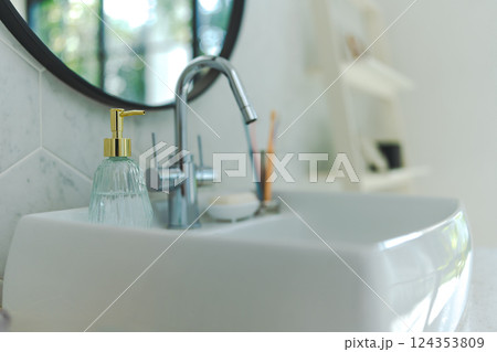 おしゃれな洗面所 124353809