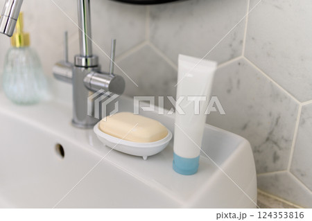 おしゃれな洗面所 124353816