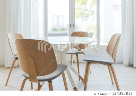 丸テーブルのある家 124353818