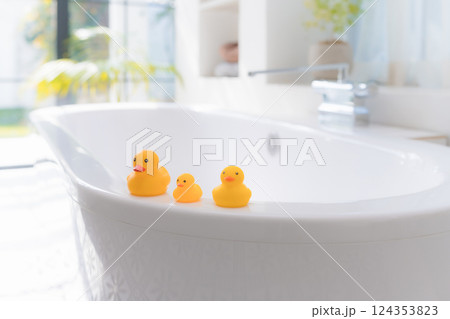 お風呂場のアヒルの人形 お風呂場のアヒルの人形 124353823