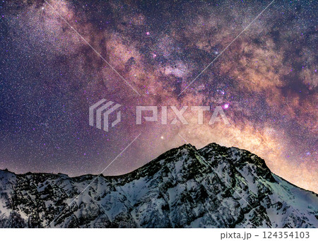 雪山の山頂と天の川 雪山の山頂と天の川 124354103