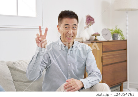 シニア男性 ピースサイン リビング シニア男性 ピースサイン リビング 124354763
