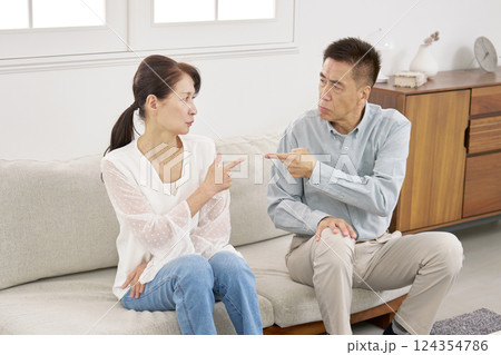 夫婦喧嘩するシニア夫婦 リビング 夫婦喧嘩するシニア夫婦 リビング 124354786