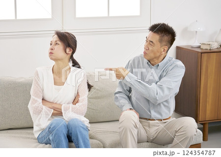 夫婦喧嘩するシニア夫婦 リビング 夫婦喧嘩するシニア夫婦 リビング 124354787
