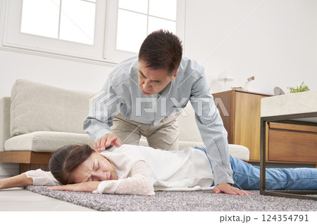 急病で倒れるシニア女性　リビング 124354791