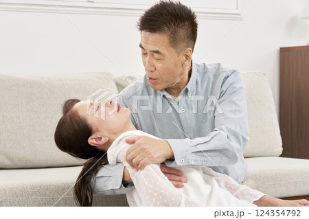 急病で倒れるシニア女性　リビング 124354792