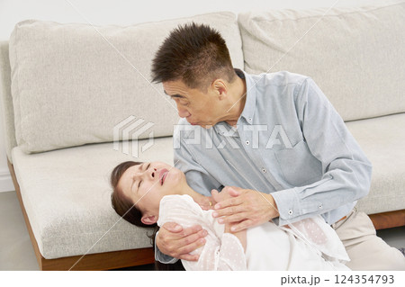 急病で倒れるシニア女性 リビング 急病で倒れるシニア女性 リビング 124354793