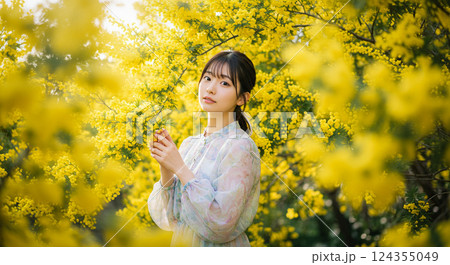ミモザの下で微笑む女性  124355049