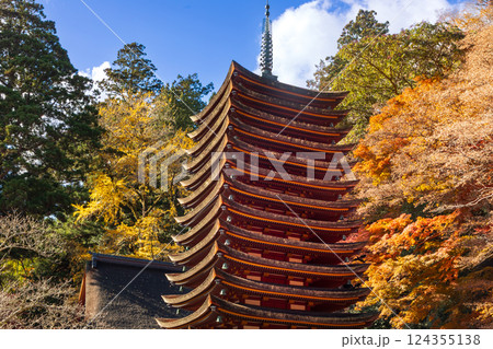 奈良　紅葉の談山神社十三重塔 124355138