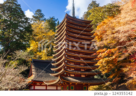 奈良　紅葉の談山神社十三重塔 124355142
