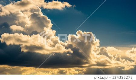 雲の隙間から差し込む太陽光線 124355275