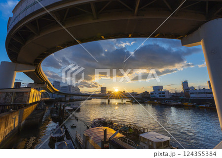 新なにわ筋(湊橋)からの素晴らしい夕景(架替工事中の端建蔵橋) 新なにわ筋(湊橋)からの素晴らしい夕景(架替工事中の端建蔵橋) 124355384
