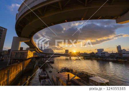 新なにわ筋(湊橋)からの素晴らしい夕景（架替工事中の端建蔵橋） 124355385
