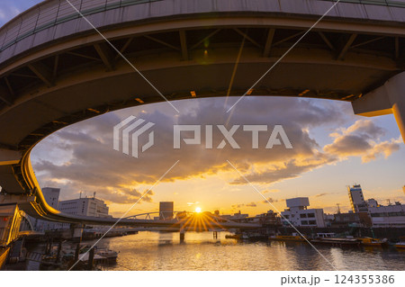 新なにわ筋(湊橋)からの素晴らしい夕景(架替工事中の端建蔵橋) 新なにわ筋(湊橋)からの素晴らしい夕景(架替工事中の端建蔵橋) 124355386