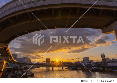 新なにわ筋(湊橋)からの素晴らしい夕景（架替工事中の端建蔵橋） 124355387